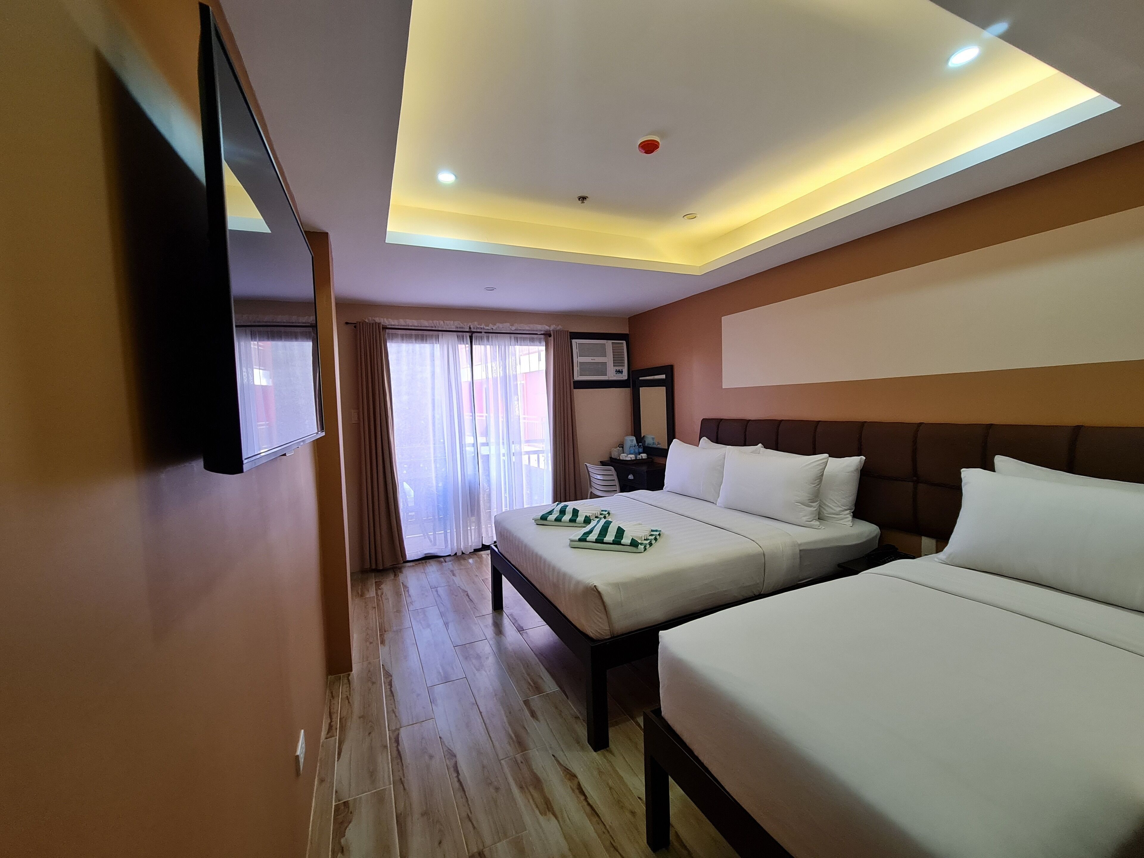 Frigobar, cofres nos quartos, escrivaninha