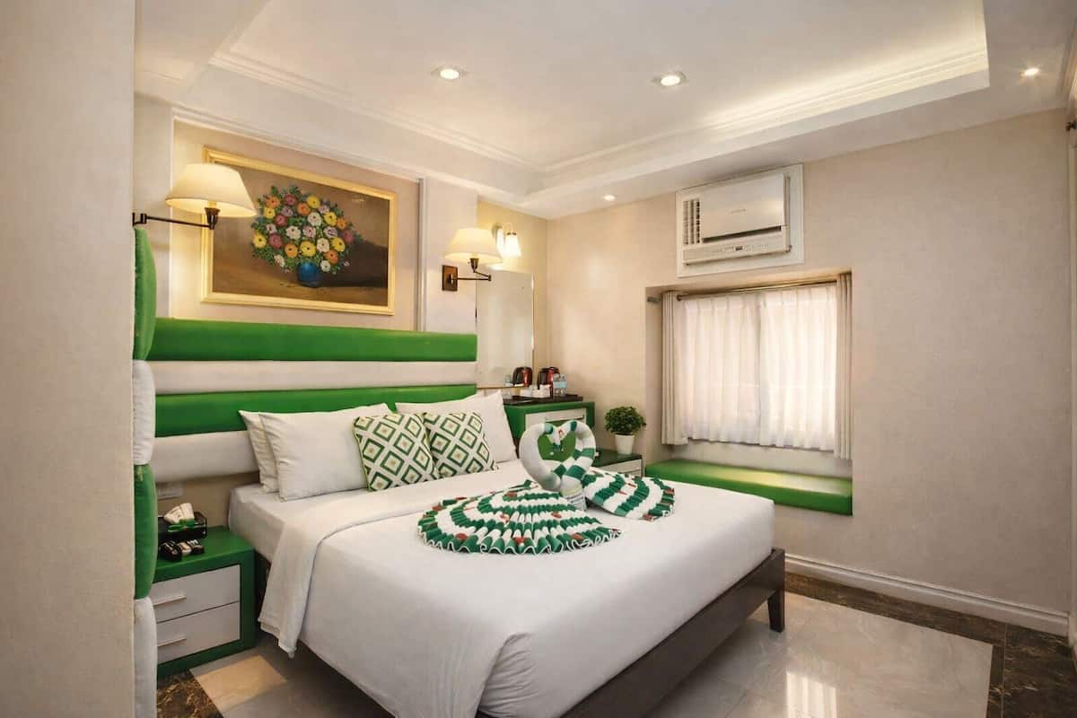 Standard Room | Minibar, in-room safe, desk, laptop workspace