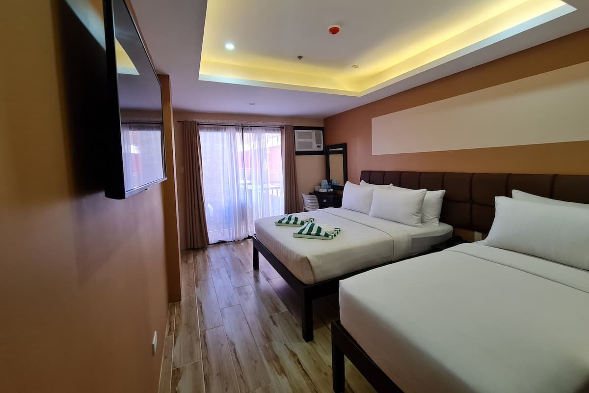 Habitación superior | Minibar, caja de seguridad en la habitación y escritorio