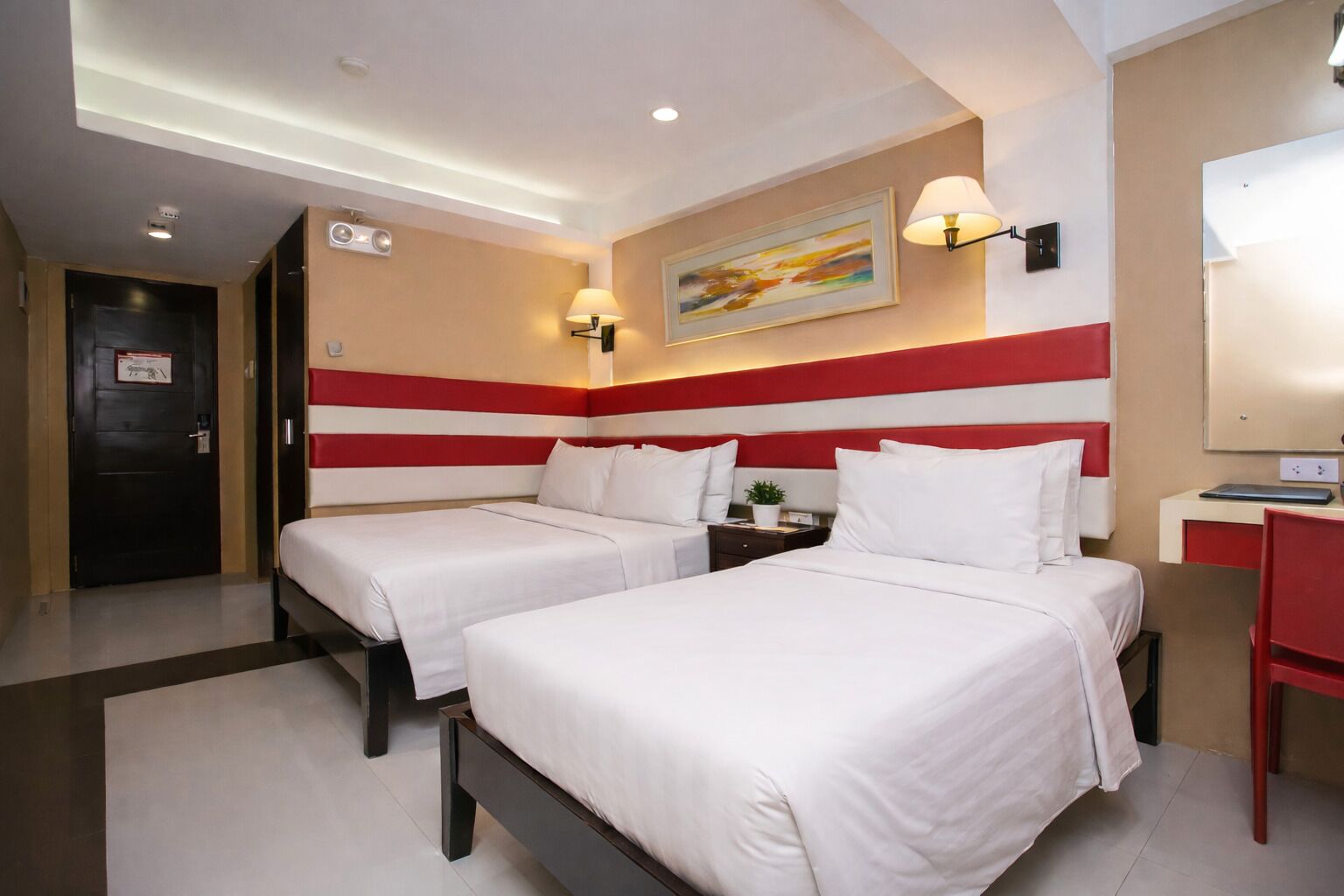 Super Deluxe | Minibar, in-room safe, desk, laptop workspace