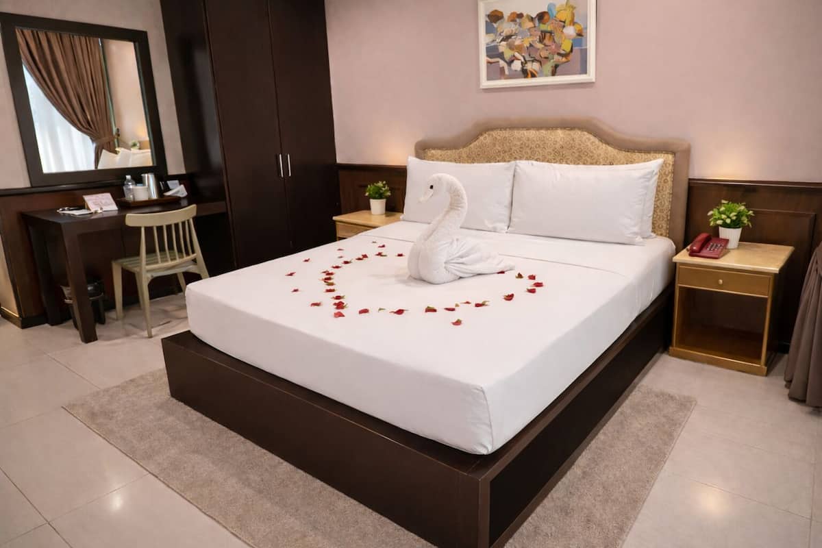 Deluxe Room | Minibar, in-room safe, desk, laptop workspace