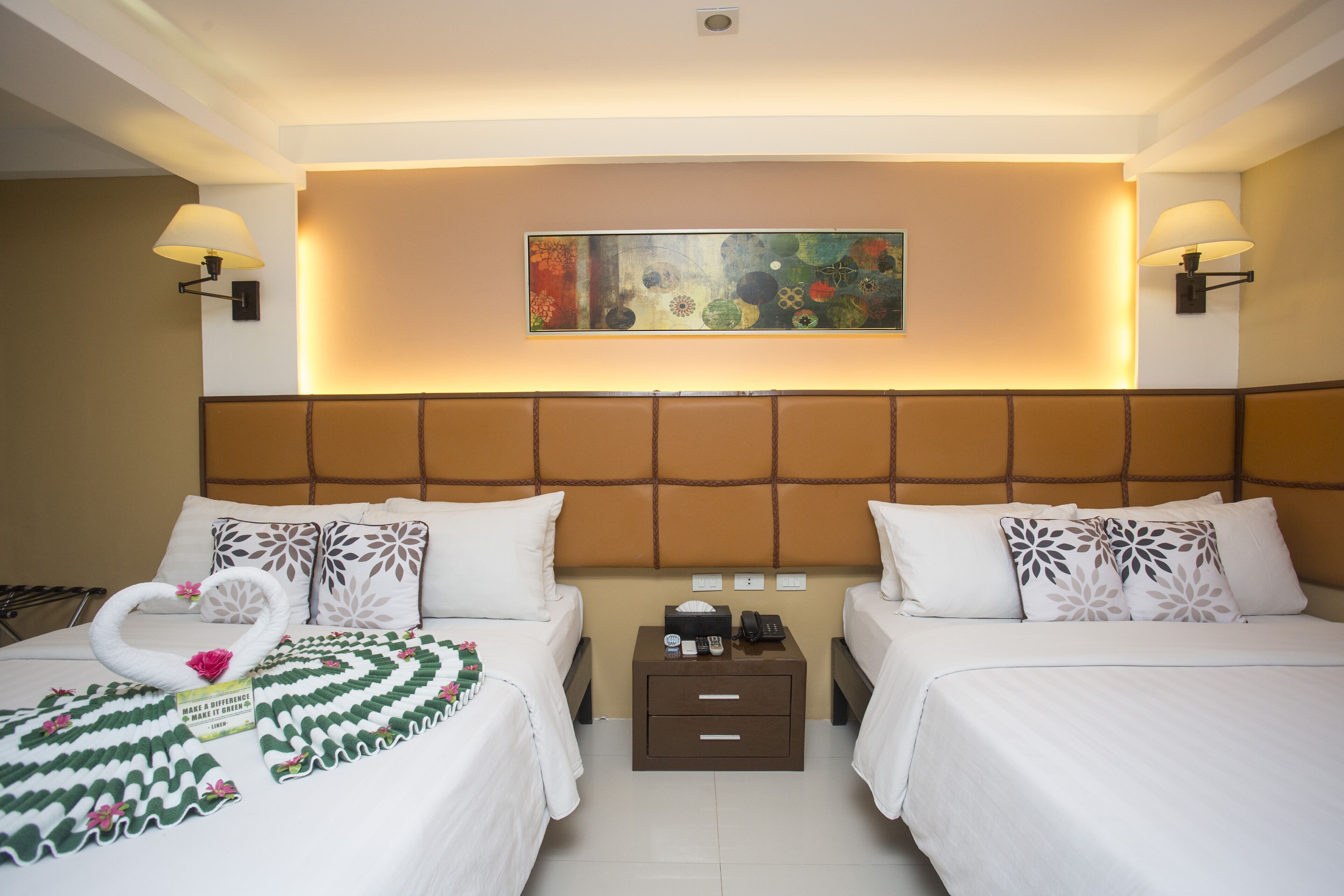 Frigobar, cofres nos quartos, escrivaninha