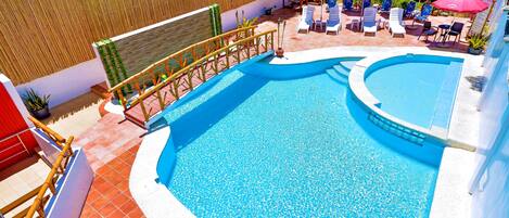 Piscina externa, funciona das 8h às 22h, guarda-sóis, espreguiçadeiras