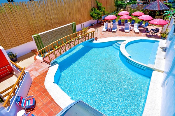Piscina a l'aire lliure (horari: 08:00-22:00), para-sols i gandules