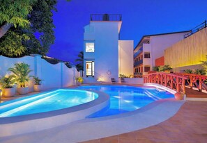 Piscina externa, funciona das 8h às 22h, guarda-sóis, espreguiçadeiras