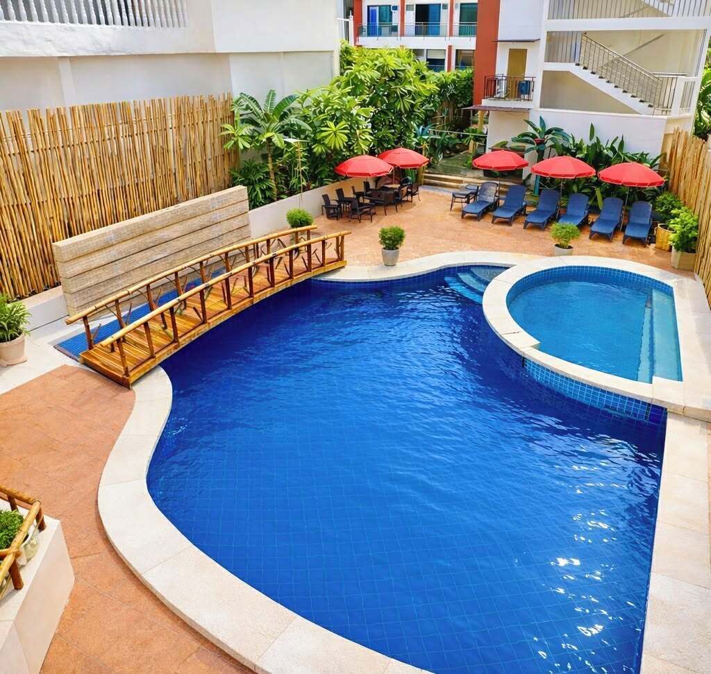 Una piscina al aire libre (de 08:00 a 22:00), sombrillas, tumbonas