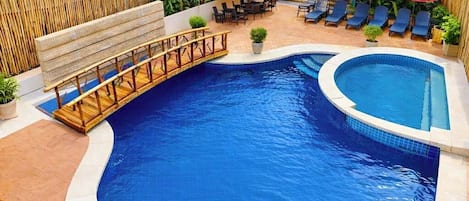 Piscine extérieure, parasols de plage, chaises longues