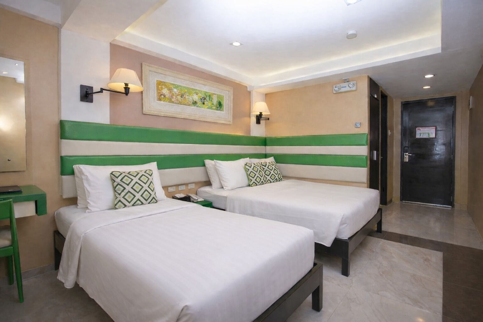 Quarto superior (Deluxe) | Frigobar, cofres nos quartos, escrivaninha