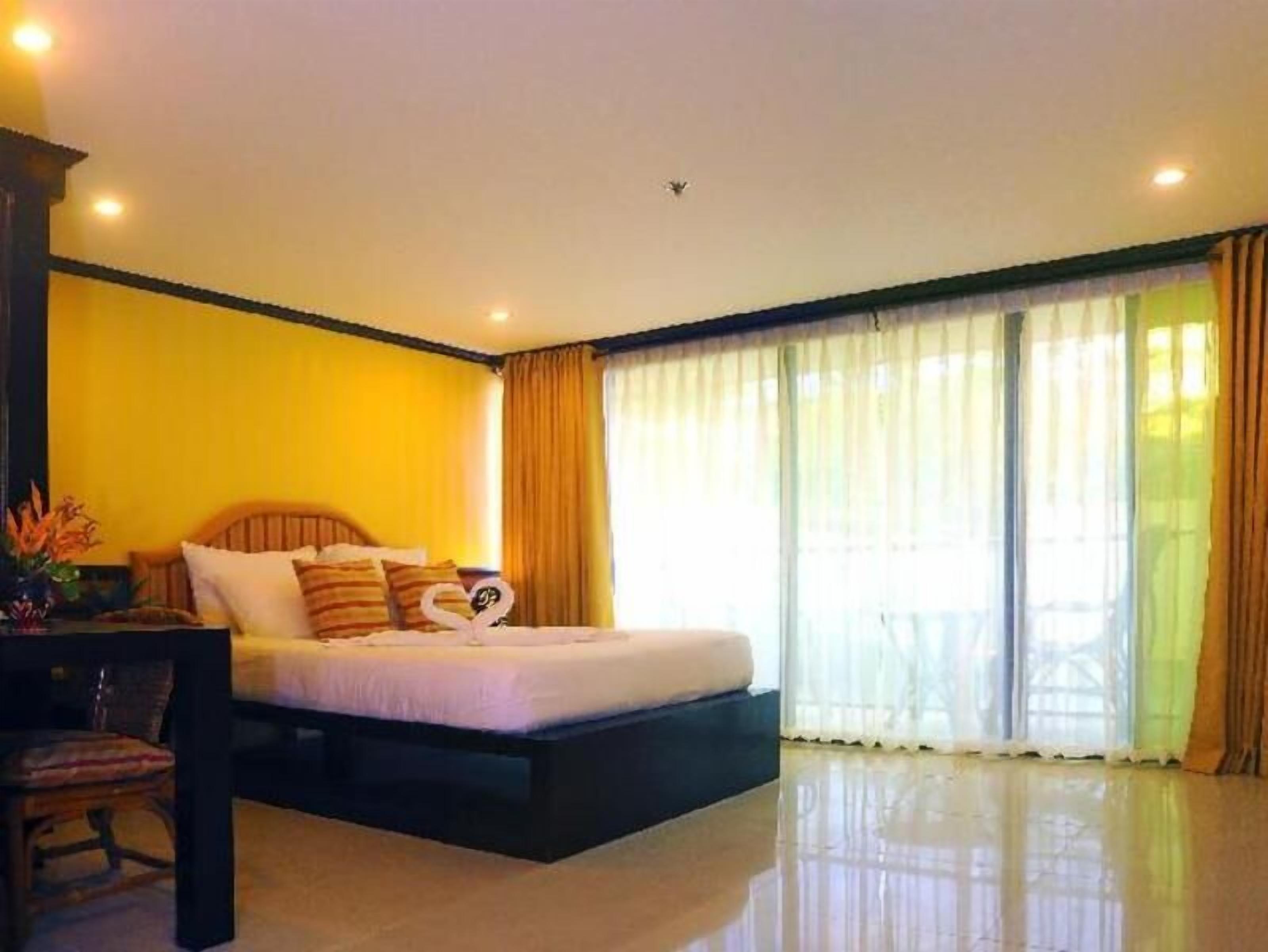 Minibar, in-room safe, desk, laptop workspace