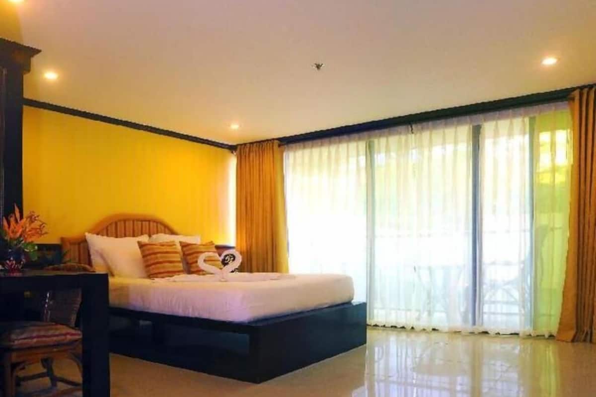 Minibar, in-room safe, desk, laptop workspace