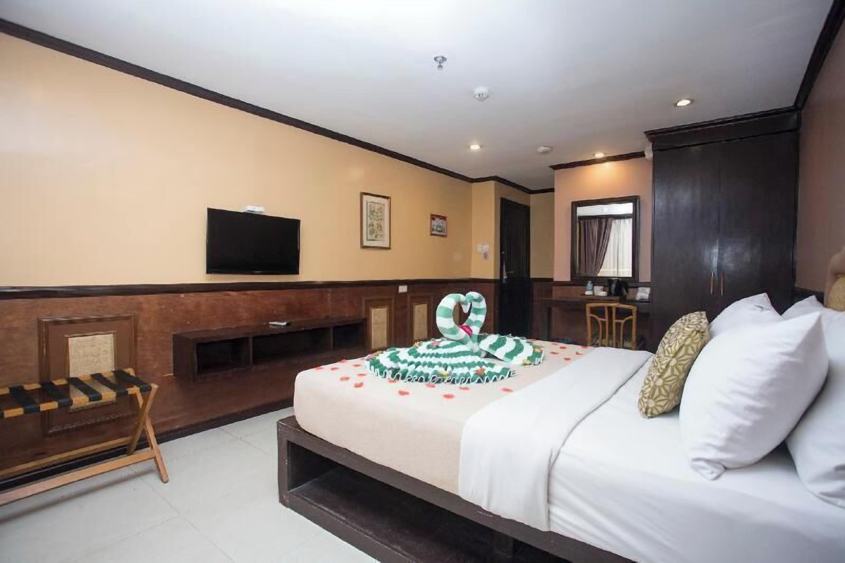 Frigobar, cofres nos quartos, escrivaninha