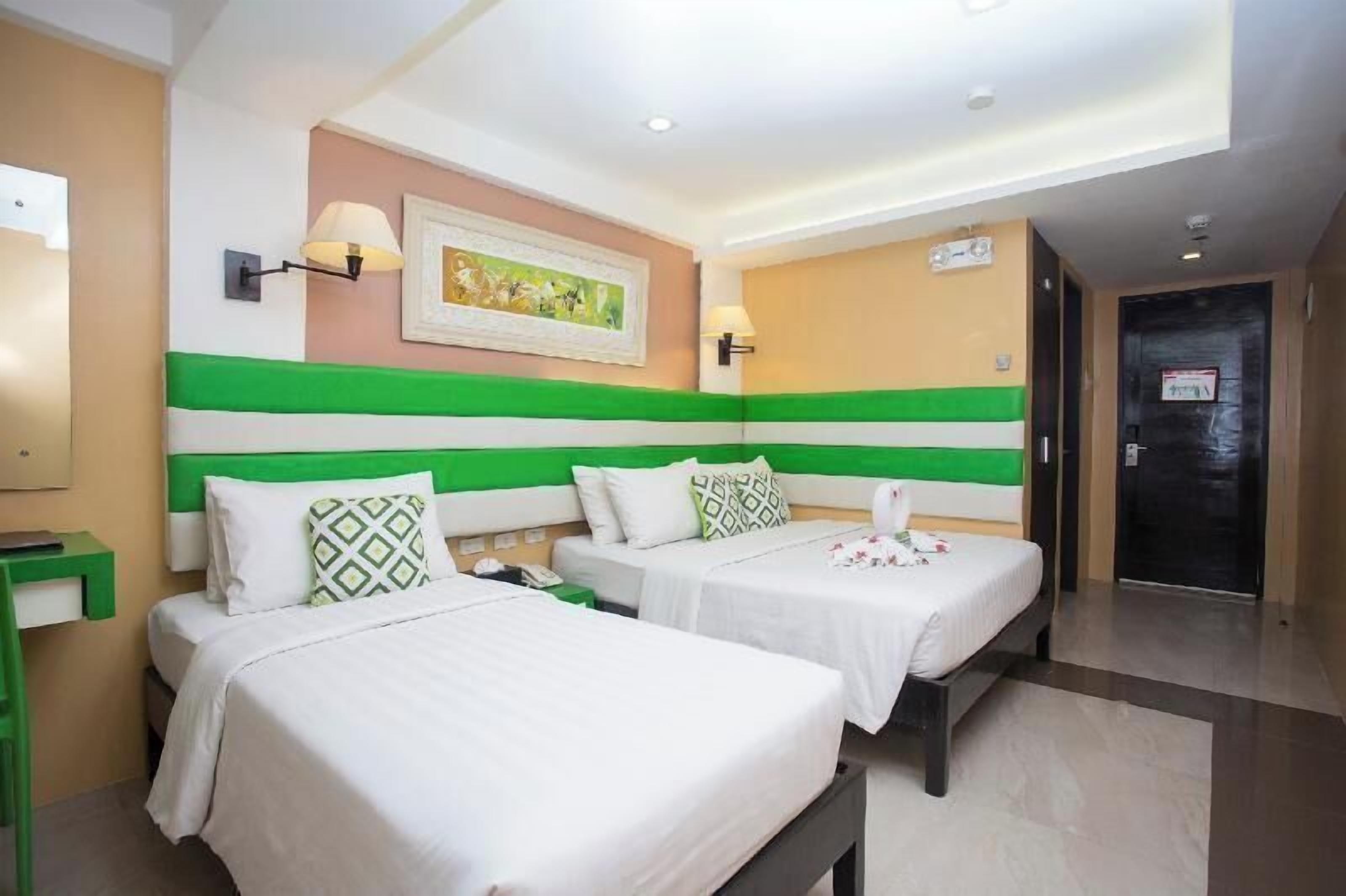 Frigobar, cofres nos quartos, escrivaninha