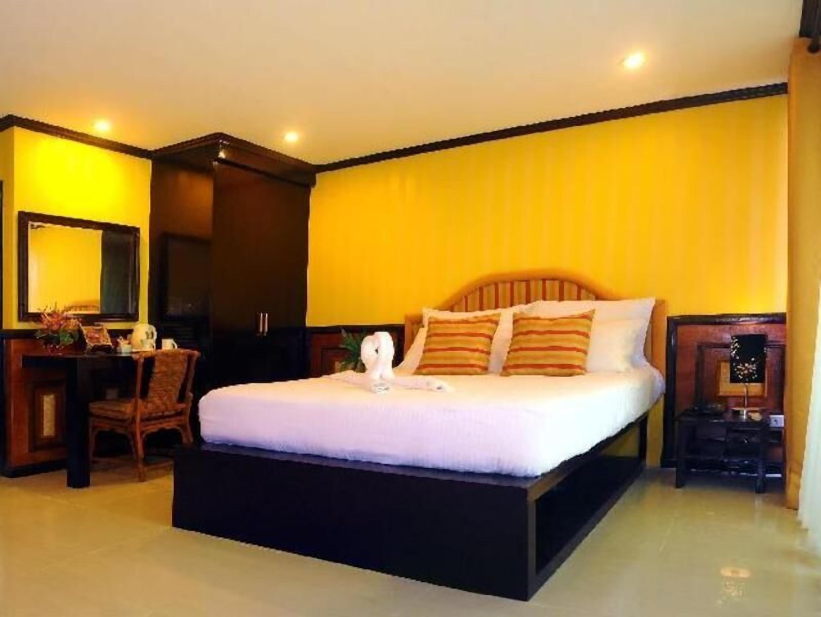 Minibar, in-room safe, desk, laptop workspace