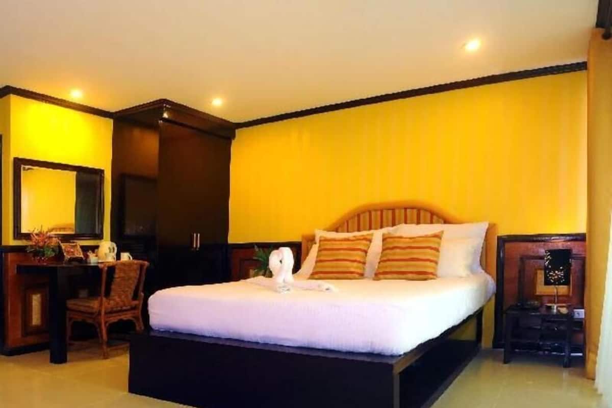 ميني بار وخزنة داخل الغرفة ومكتب ومساحة عمل للكمبيوتر المحمول