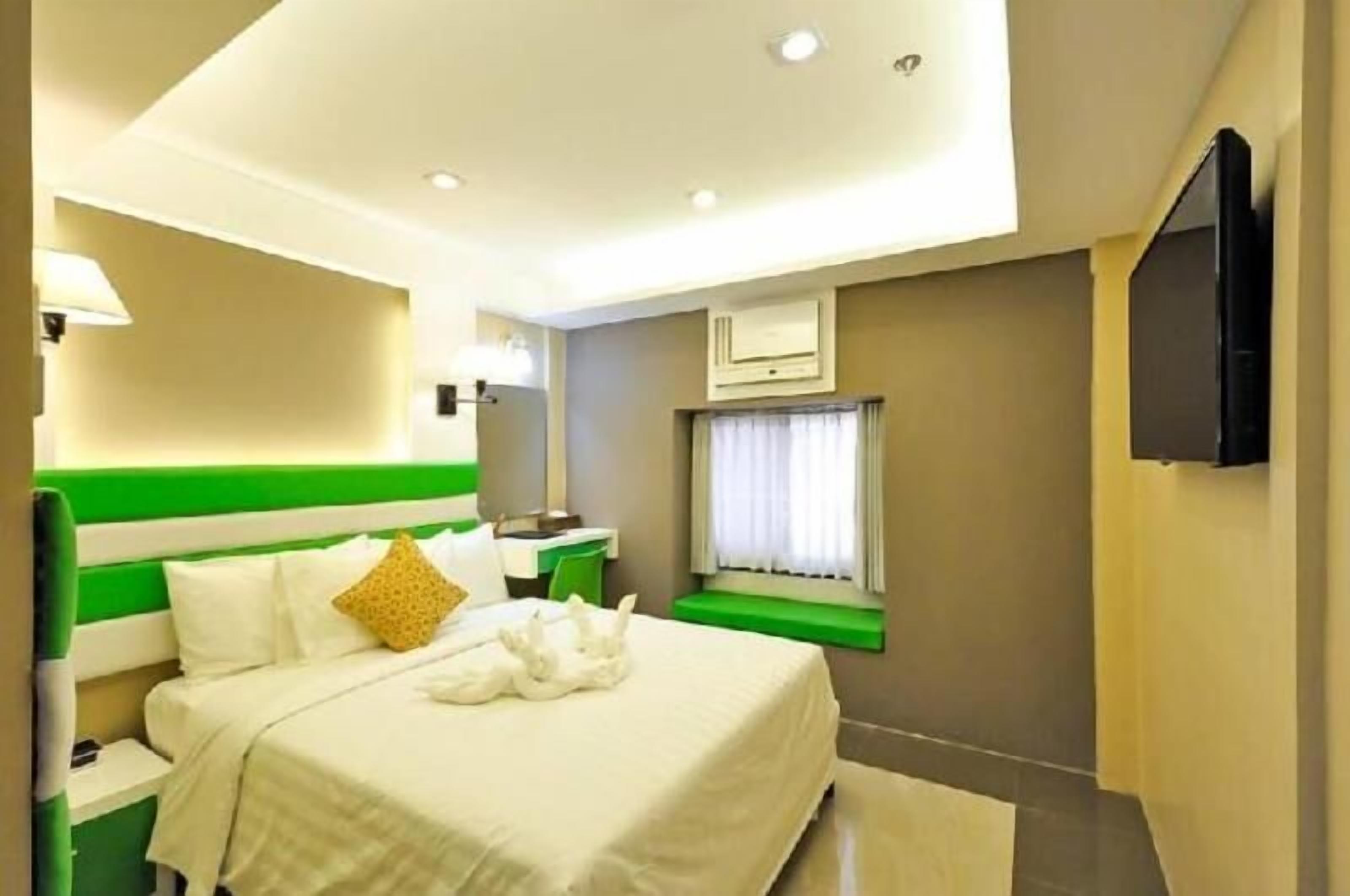 Frigobar, cofres nos quartos, escrivaninha