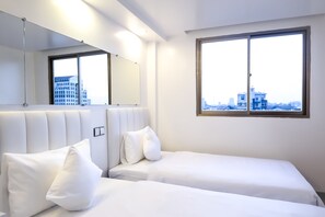 1bed in 2bed sharing hostel room | Peti besi dalam bilik, langsir/tirai gelap terus