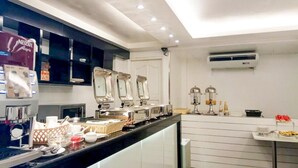 Une cuisine moderne équipée d’un coin café, d’un four à micro-ondes et d’un évier.