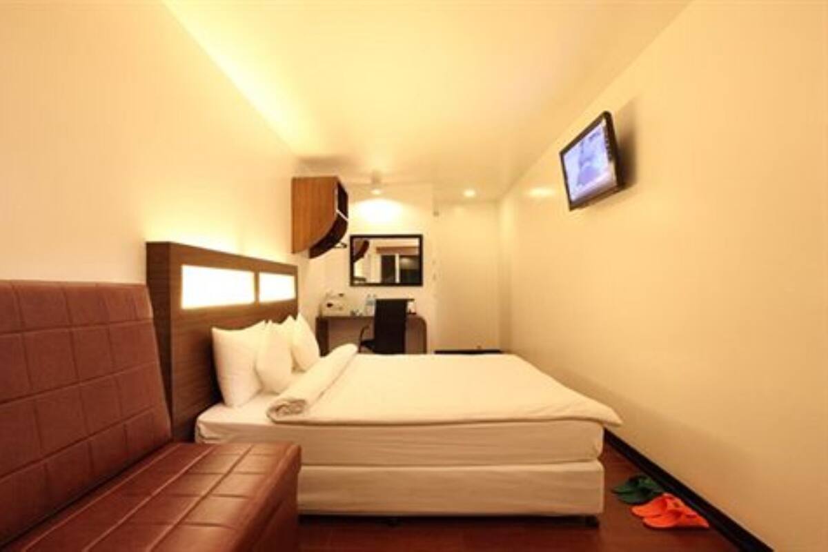 Deluxe Room | In-room safe, blackout drapes, iron/ironing board (on request)