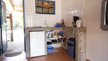 One Bedroom Apartment | Cozinha americana privada | Geladeira, cooktop, cafeteira/chaleira, chaleira elétrica