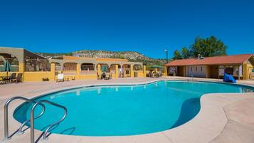 Piscine extérieure (ouverte en saison)