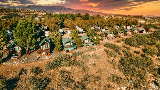 Un ensemble de chalets offrant une vue sur le paysage environnant et les montagnes.