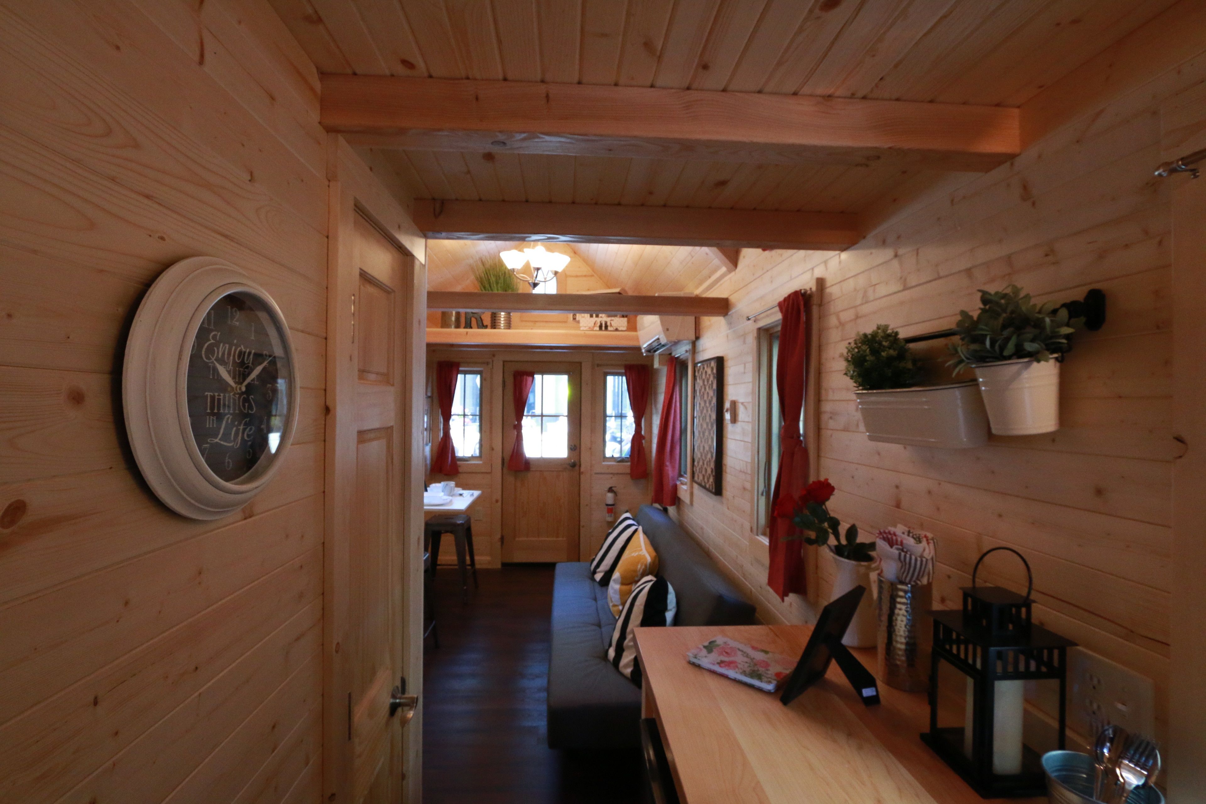 Køleskab, mikrobølgeovn, kogeplade, kaffe-/temaskine