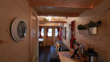 Køleskab, mikrobølgeovn, kogeplade, kaffe-/temaskine
