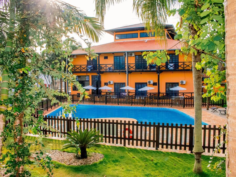 Una piscina al aire libre, tumbonas