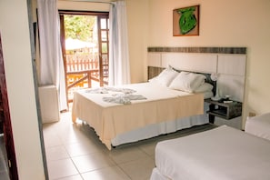 Room | Minibar, in-room safe, desk, blackout drapes - Pousada Canto Grande (Bombinhas)