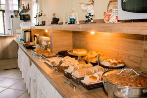 Free daily buffet breakfast - Pousada Canto Grande (Bombinhas)