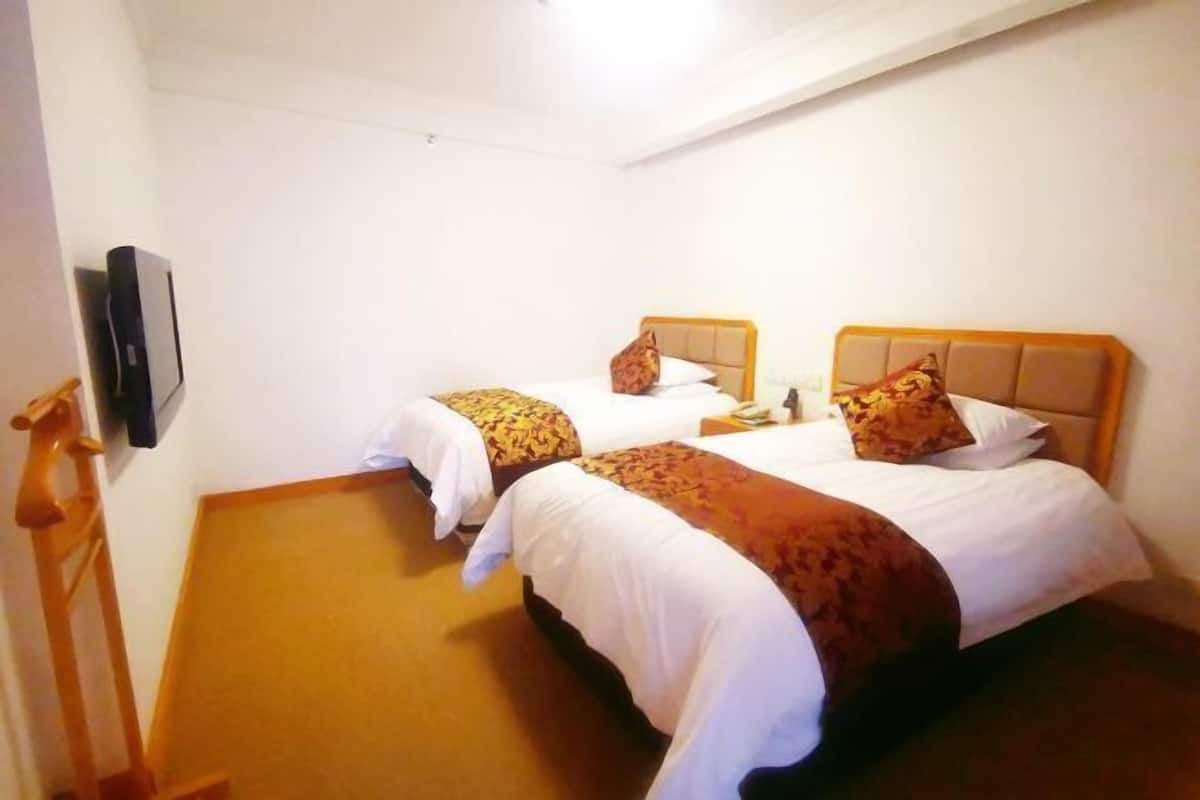 Frigobar, cofres nos quartos, escrivaninha, quartos à prova de som