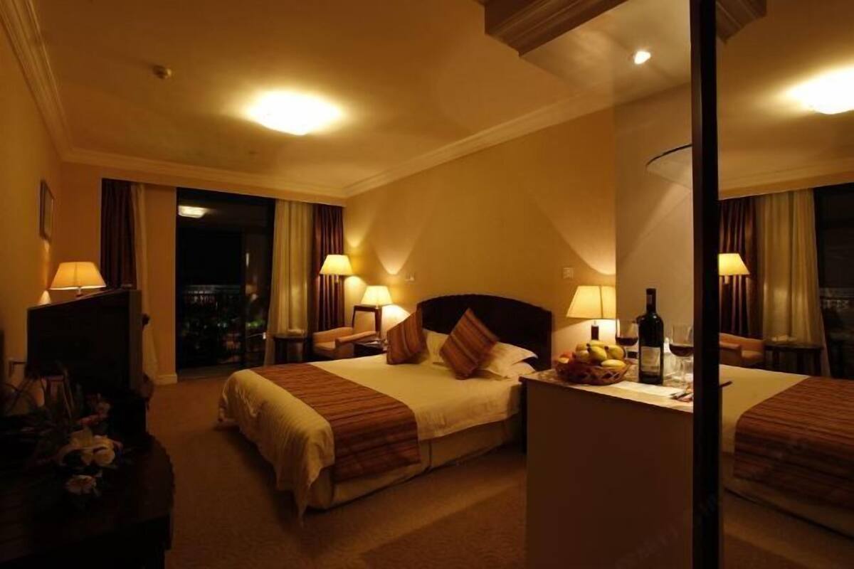Frigobar, cofres nos quartos, escrivaninha, quartos à prova de som