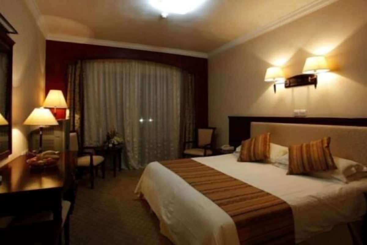 Frigobar, cofres nos quartos, escrivaninha, quartos à prova de som