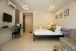Villa, 1 cama doble, vistas al jardín | Minibar, caja fuerte, escritorio y cortinas opacas