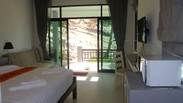 Villa, 1 lit double, vue jardin | Minibar, coffres-forts dans les chambres, bureau, rideaux occultants