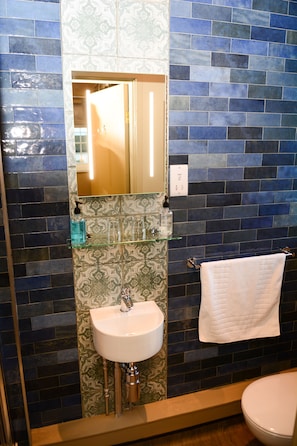 Standard Double Room, Ensuite (Room 4) | Bathroom - The Plough Inn (Morpeth)