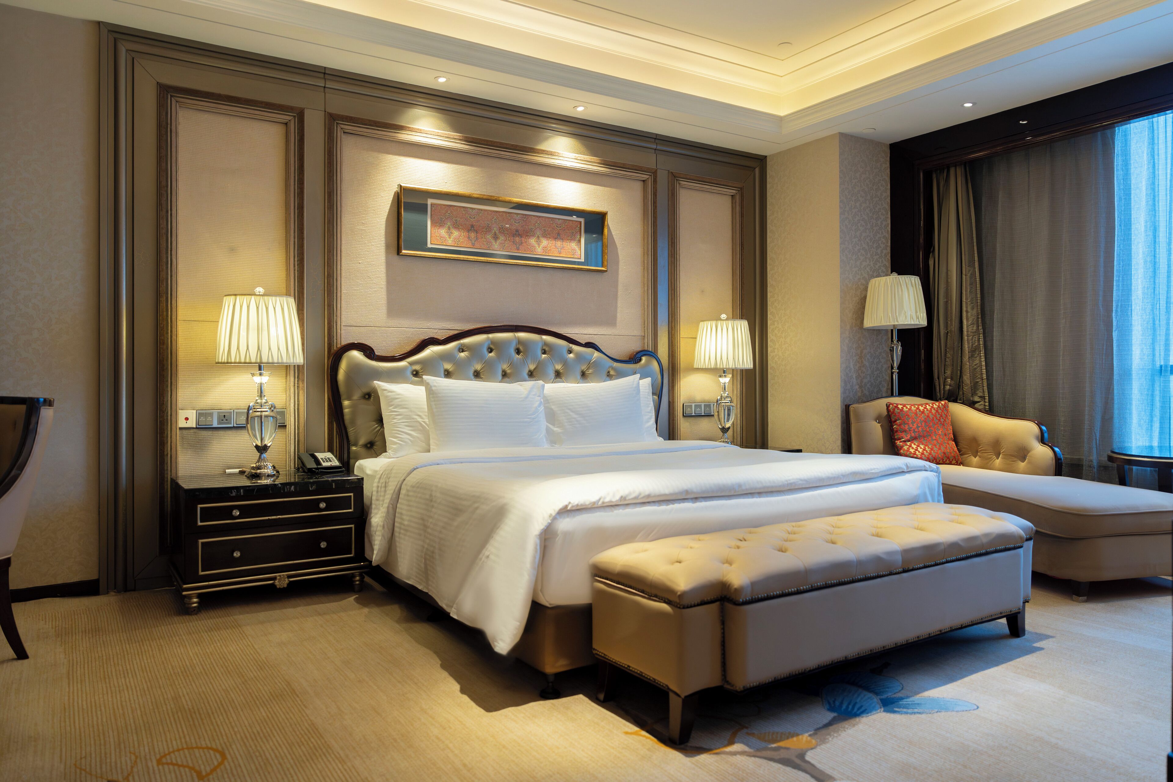 Business suite | Luxe beddengoed, donsdekens, een minibar, een kluis op de kamer