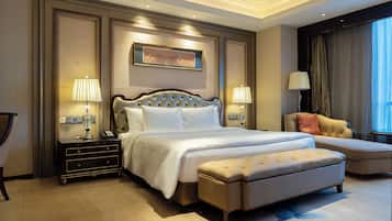 Business suite | Luxe beddengoed, donsdekens, een minibar, een kluis op de kamer