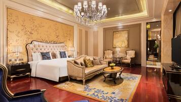 Bộ đồ giường cao cấp, chăn bông, minibar, két bảo mật tại phòng