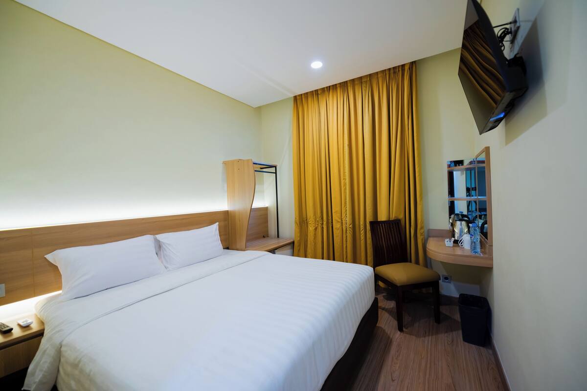 Premium bedding, minibar, in-room safe, desk