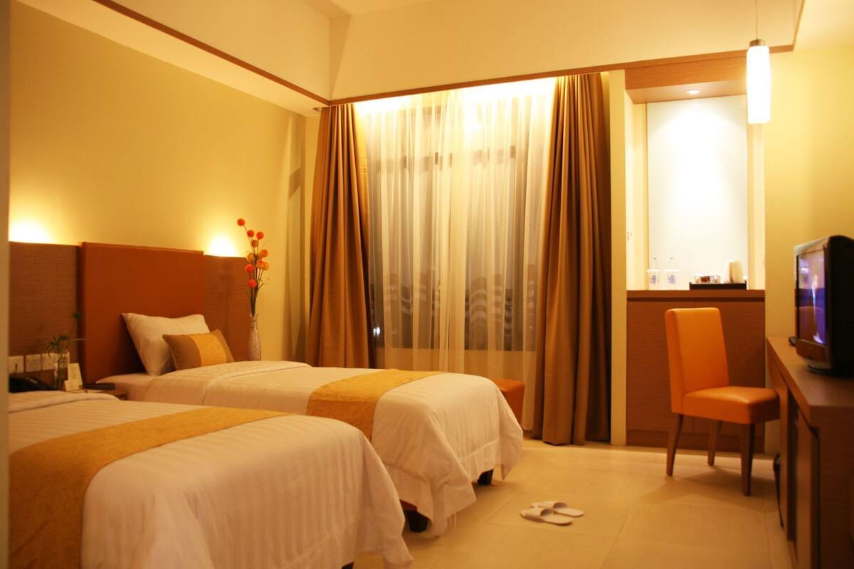 Premium bedding, minibar, in-room safe, desk