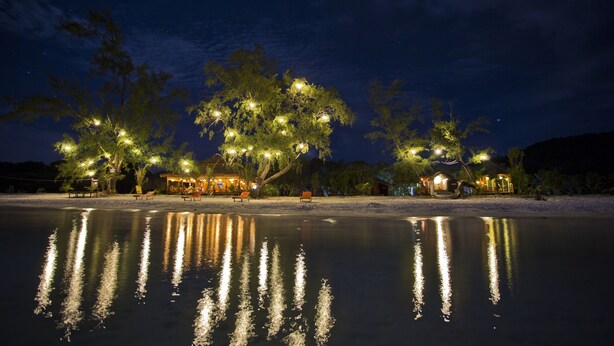 Private beach, white sand, beach bar - Orchid Resort (Koh Rong Sanloem)