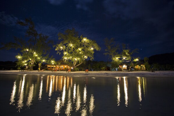 Private beach, white sand, beach bar - Orchid Resort (Koh Rong Sanloem)