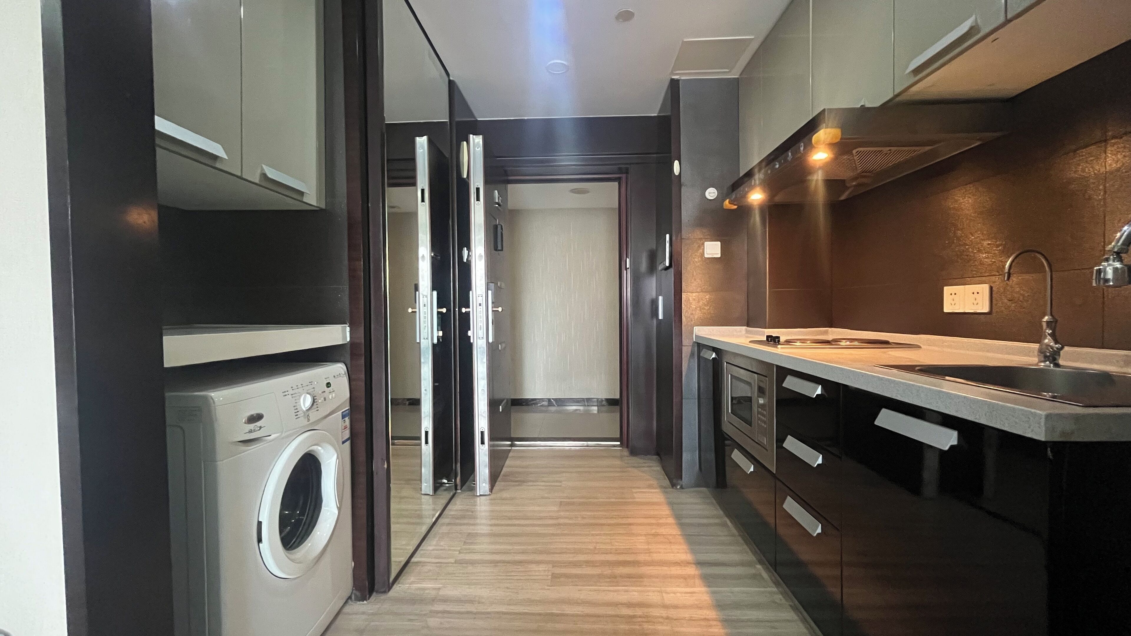 Habitación cuádruple familiar | Cocina privada | Frigorífico, microondas, placa de cocina y utensilios de cocina