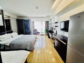 Family apartment room | Yksilöllisesti kalustettu, työpöytä