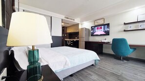 Căn hộ Tiêu chuẩn, 1 giường cỡ queen, quang cảnh thành phố | Khu phòng khách | TV LCD 60-inch có truyền hình kỹ thuật số, các kênh phim phải trả tiền
