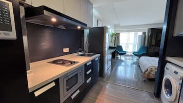 Refrigerador, microondas, placa de cocina, utensilios de cocina