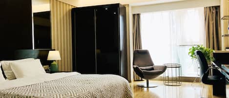 Apartment (with computer) | Individually furnished, desk, laptop workspace, free WiFi