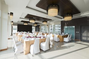 Se sirven desayunos, almuerzos y cenas; cocina tailandesa