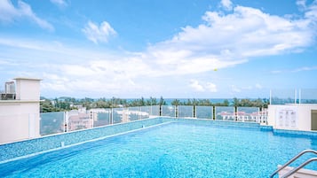 2 outdoor pools